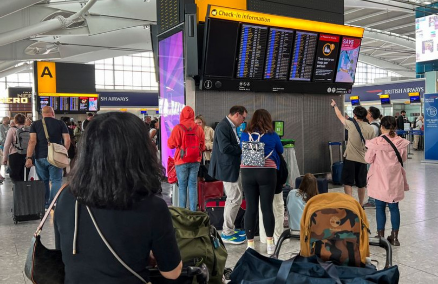 (Видео) Хаос на аеродромите во Велика Британија: Илјадници патници блокирани, проблемот е на „национално ниво“