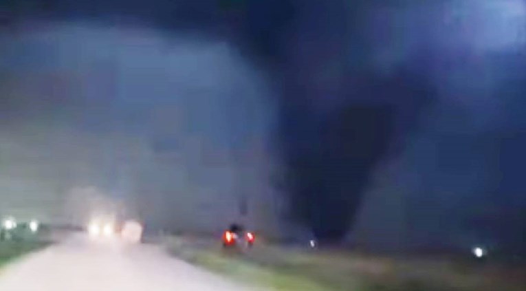 (Видео) Повеќе торнада ја погодија Оклахома, објавени се снимки