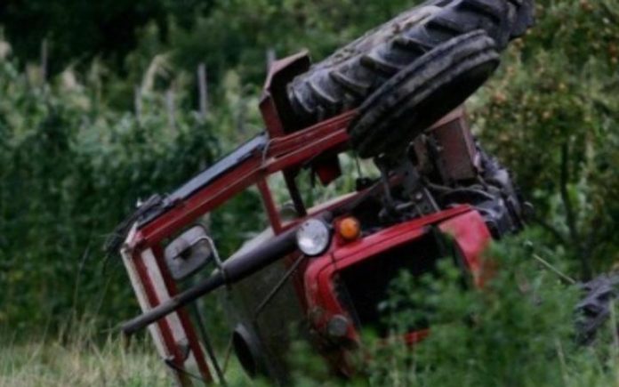 Маж загина откако се преврте со трактор