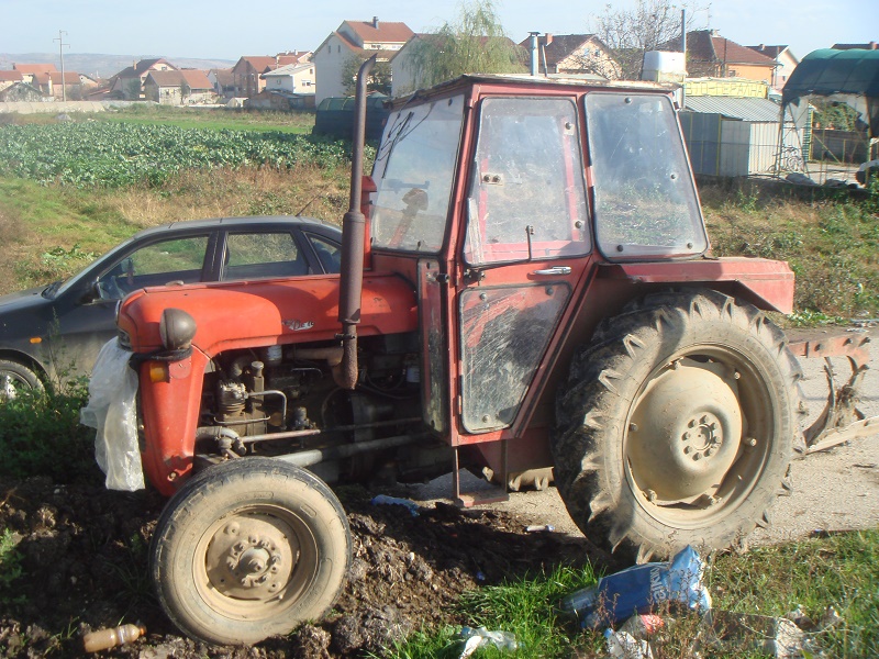 Жена од Скопско тешко повредена: ја прегазил трактор