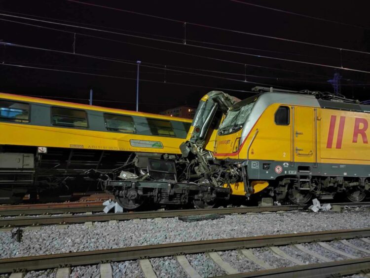 (Видео) Се судрија патнички и товарен воз во Чешка: има загинати и повредени