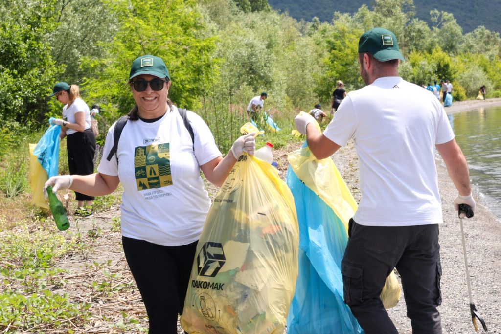 Скопско ја продолжува мисијата ‘Наша гордост. Наша одговорност.’: волонтери, инфлуенсери и нуркачи го чистеа Охридското езеро и крајбрежјето