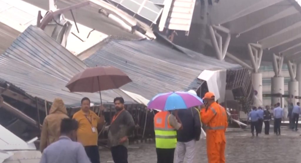 Се урна покрив на аеродромот во Делхи, едно лице загина, летовите се откажани
