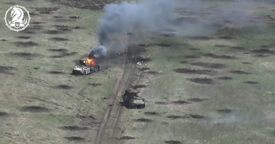 (Видео) „Бредли“ уништи две руски оклопни возила, војниците ползеа низ полето