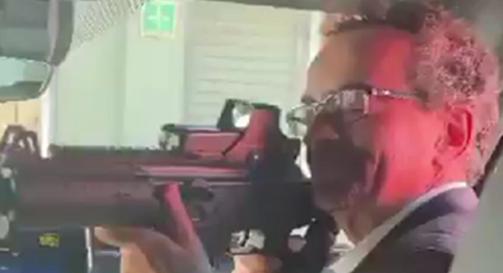 (Видео) Британскиот амбасадор во Мексико доби отказ откако вперил пушка кон вработен