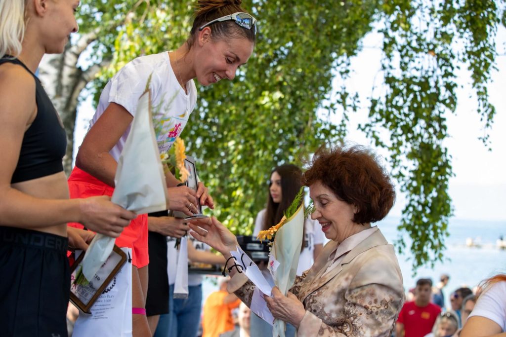 Сиљановска Давкова ги врачи наградите за најуспешните на годинашното издание на „Охрид трчаТ“