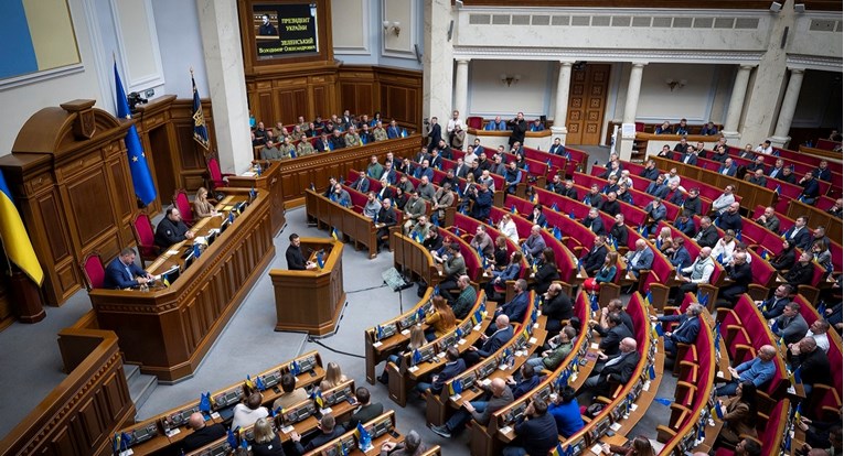 Украинскиот парламент ја одложи седницата, на пратениците им е кажано да ги држат своите семејства подалеку од владиниот кварт на Киев