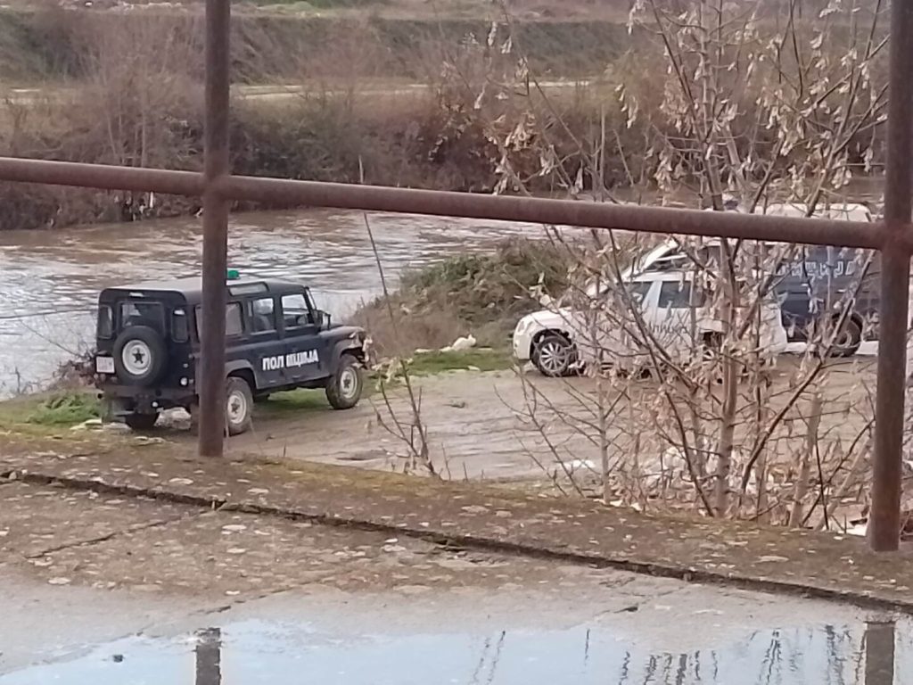 Со возилото кое излета во водите на Вардар управувала една од загинатите, извлечени телата на три лица, се трага по уште едно