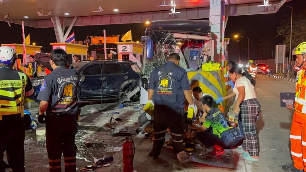 (Видео) Автобус со руски туристи удри во патарина во Тајланд, 27 повредени