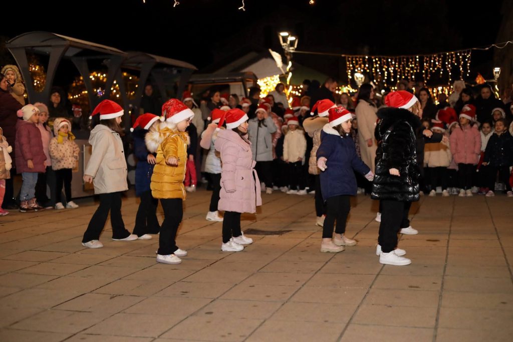 Гевгелија во празничен ритам на првиот ден од Новогодишниот базар