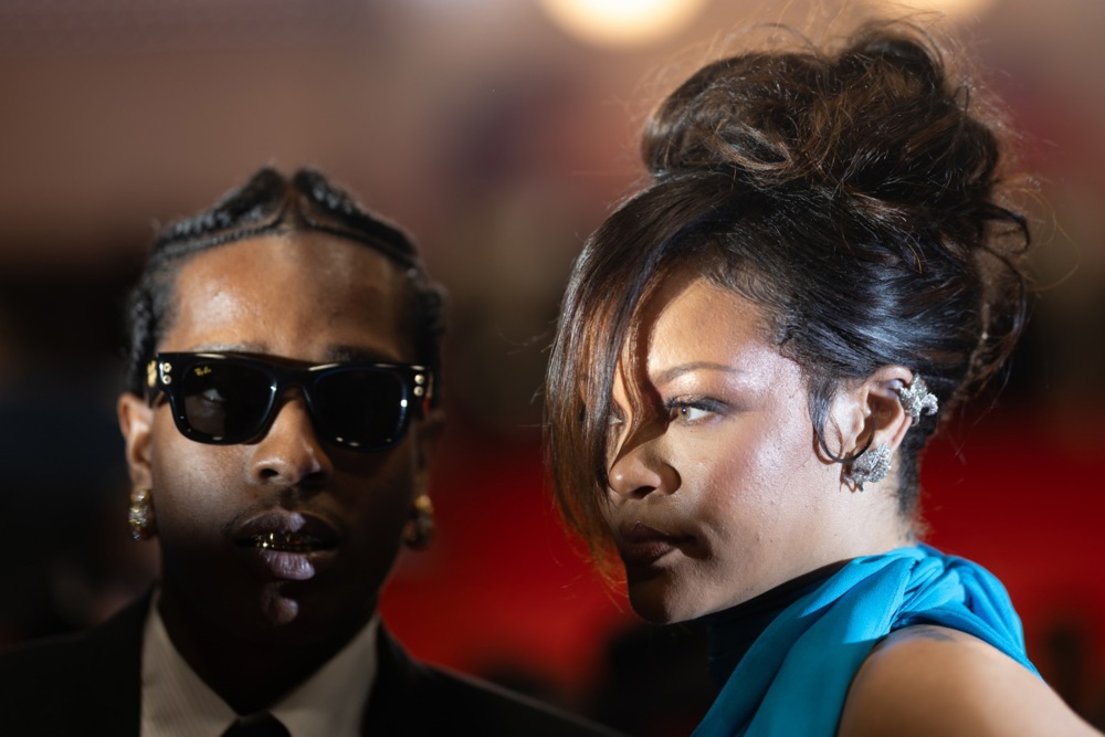 (Видео) Кралицата на необичните изданија повторно шокира: Дали и ова е фустан?