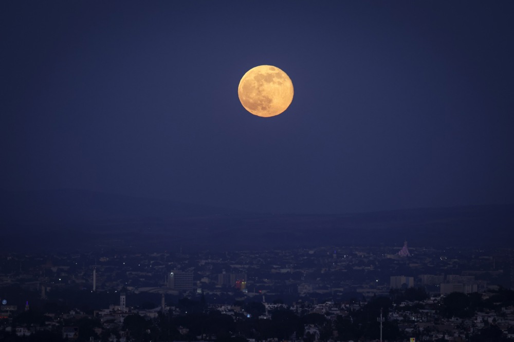 Утре ја имаме последната Супермесечина за оваа година: ќе биде поголема и посветла од вообичаеното.