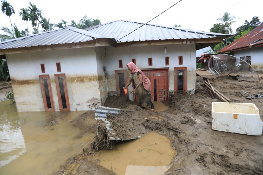(Видео) Незапаметени поплави во Индонезија: 440 мртви, повеќе од 400 лица се водат како исчезнати