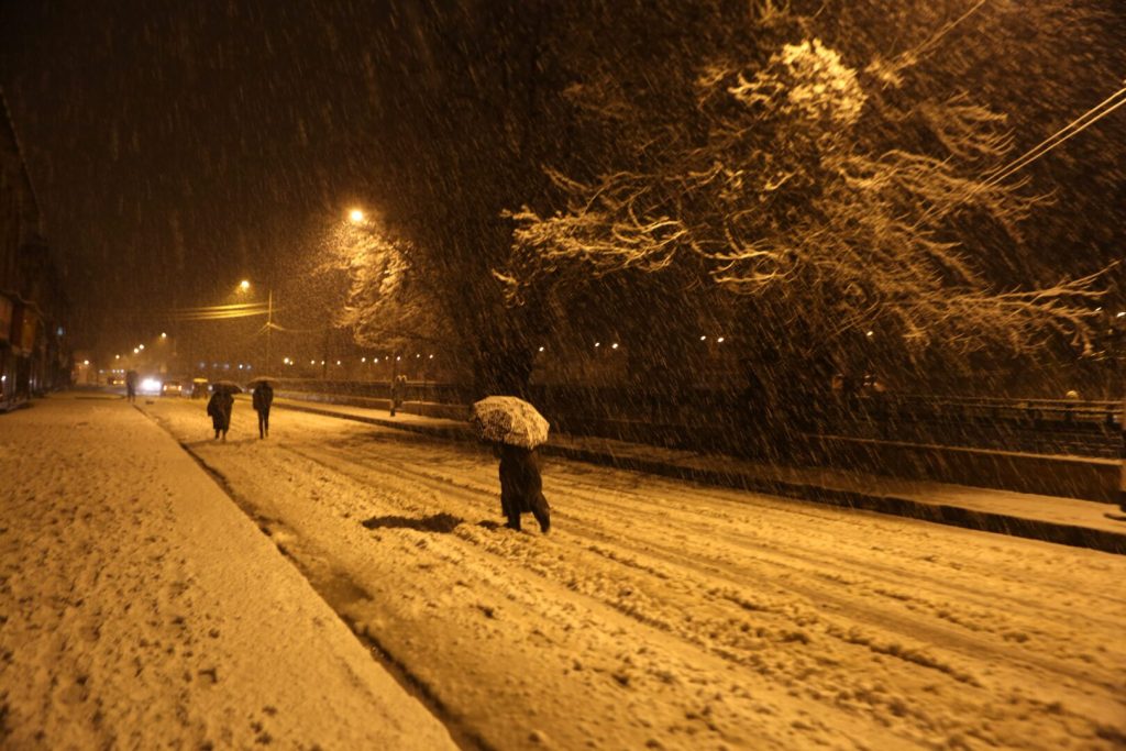 (Видео) Снежна бура во Америка: откажани бројни летови, масивен верижен судир на возила во Индијана