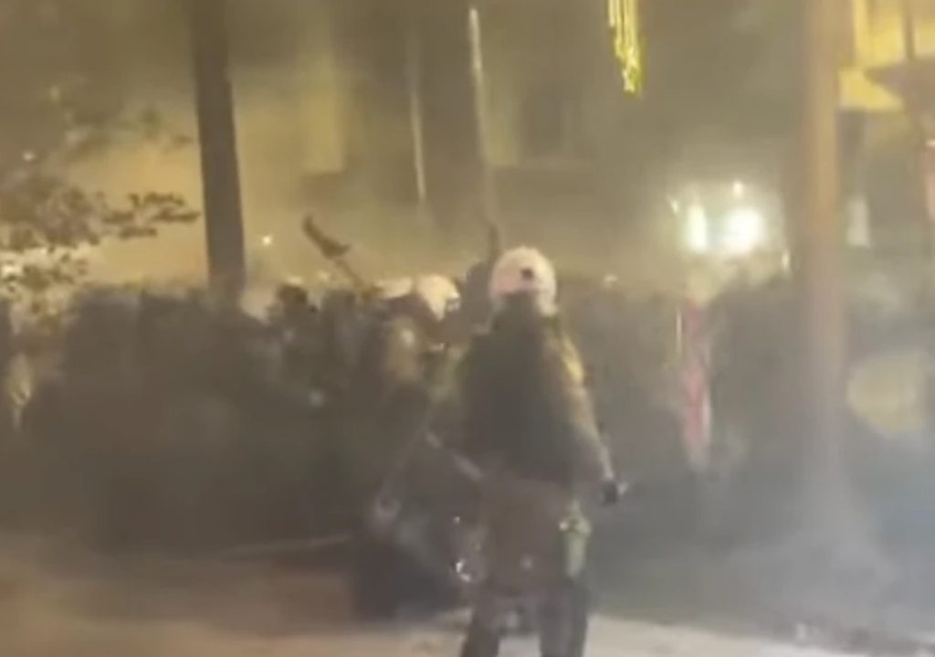 (Видео) Судири меѓу демонстранти и полиција во Атина: употребени солзавец и шок-бомби