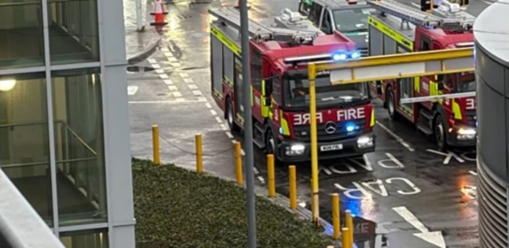 (Фото+видео) Сериозен инцидент на аеродромот Хитроу во Лондон: еден уапсен, неколкумина повредени