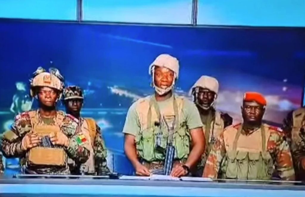 (Видео) Обид за државен удар во Бенин: војска упадна во националната телевизиска станица