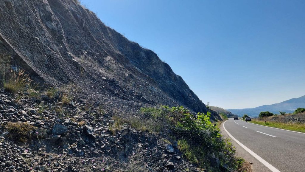 Кавадарчанец падна од карпа додека бил на лов и загина, пожарникарии го ваделе телото