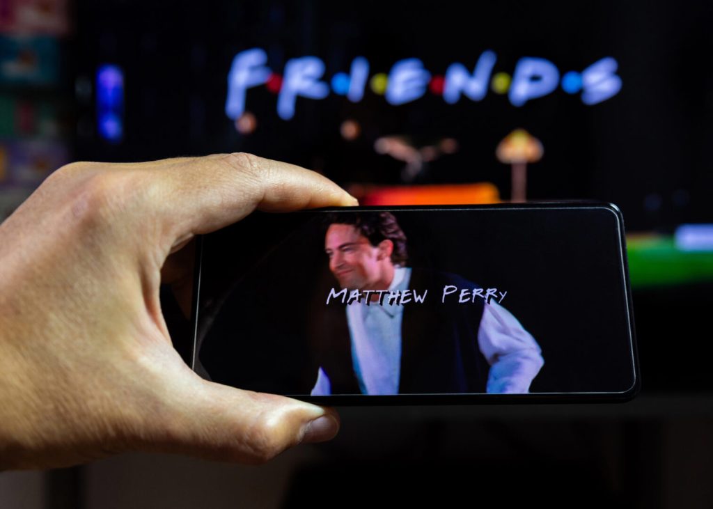 Од звук до слика, од сеќавање до хуманост: „Пријателите“ ја оживуваат приказната на Метју Пери