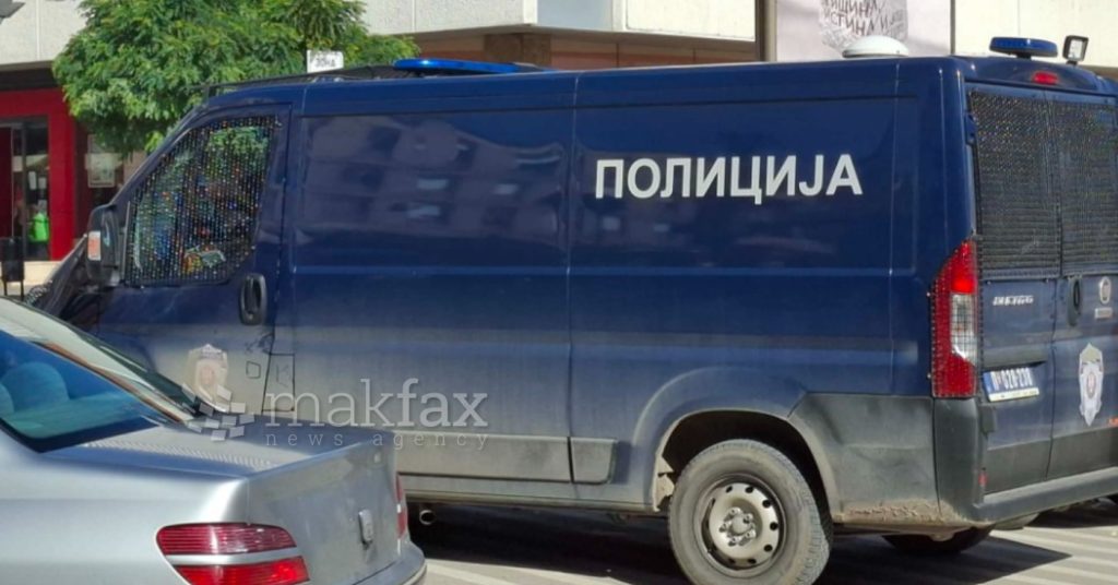 (Видео) Турканици и викање: уапсени три лица во Трново, не им дозволиле на полицајци да влезат на имотот