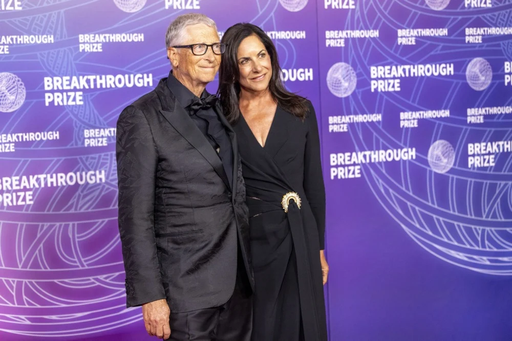 (Видео) Бил Гејтс за прв пат во јавност по скандалот: Партнерката која ретко ја покажува го привлече вниманието