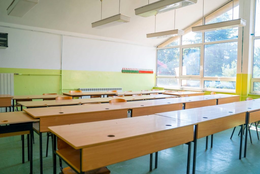 Мајка на ученик физички нападна учителка на родителска средба во Скопје