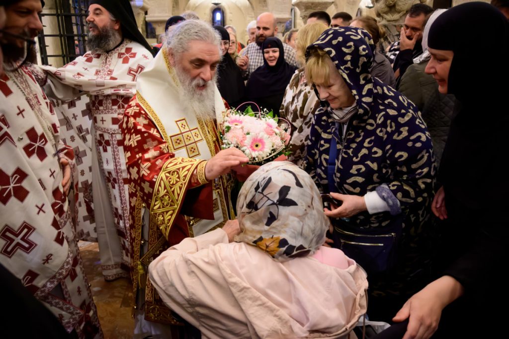 (Видео) Божествена Литургија над чесните мошти на свети Николај Чудотворец во Бари