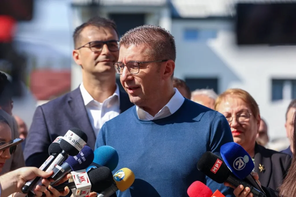 „Врв на лицемерие и лажење: Во Владата на Мицкоски со бугарски пасоши може, а малцинства во Уставот не може!“, велат од СДСМ