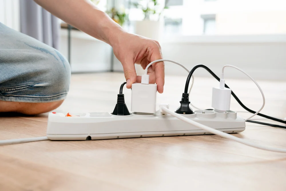 Домашни апарати што никогаш не смеете да ги поврзете со продолжен кабел