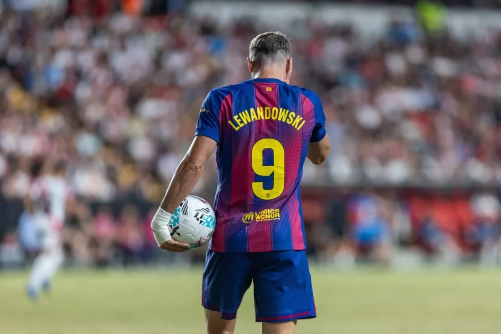 Барселона со „земи или остави“ понуда за Левендовски