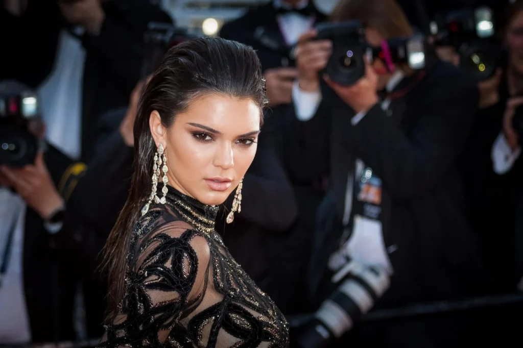 (Фото) Омилената фризура на сите жени е повторно во тренд: Направете ја дома за кратко време