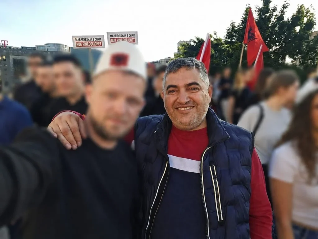 Против кого протестира Бујар Ахмети, против самиот себе или против својот чичко Али Ахмети, прашуваат од „Вреди“