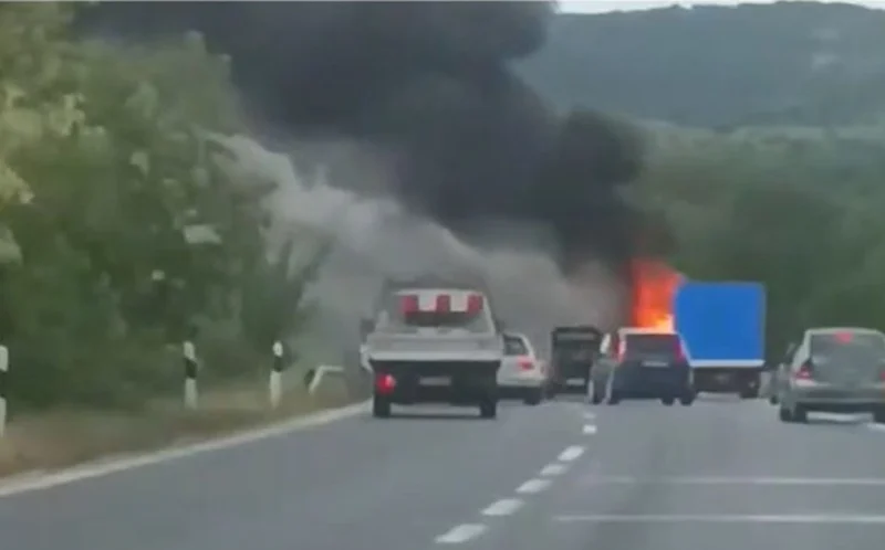 Се запали автобус во близина на патарината Отовица, патниците спасуваа жива глава