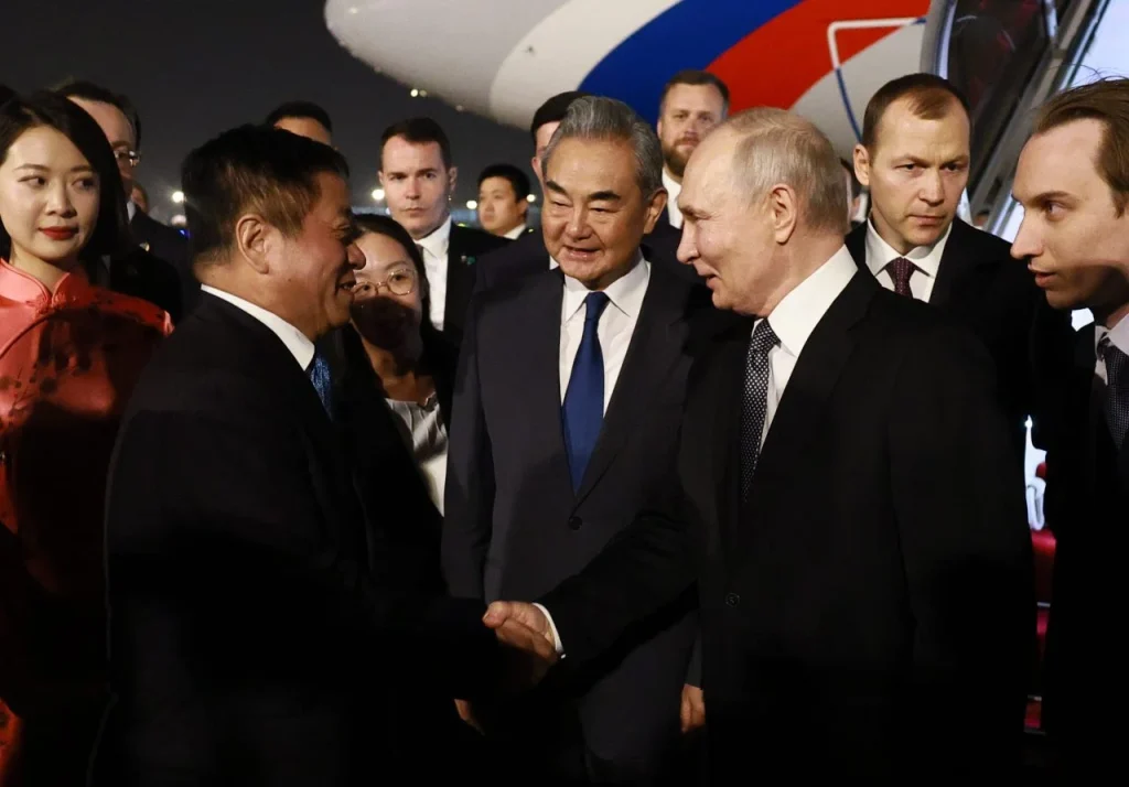 Путин со делегација од министри и високи функционери пристигна во Кина
