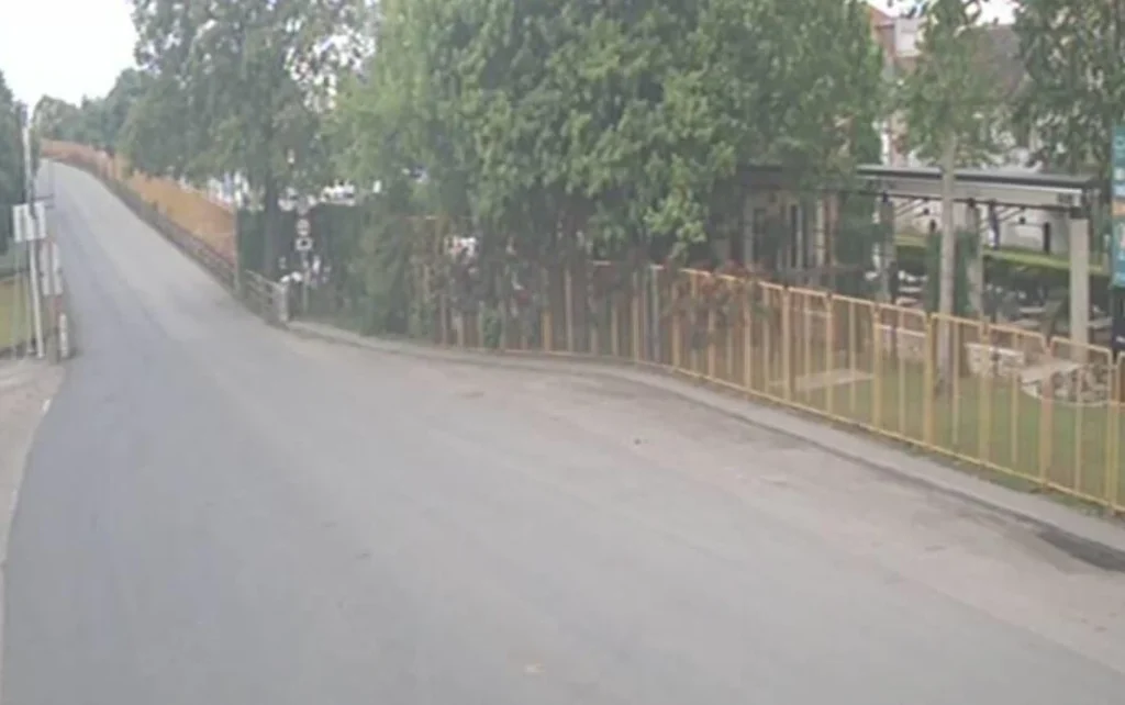 (Видео) Се урна дел од мостот меѓу Хрватска и БиХ кај граничниот премин Градишка