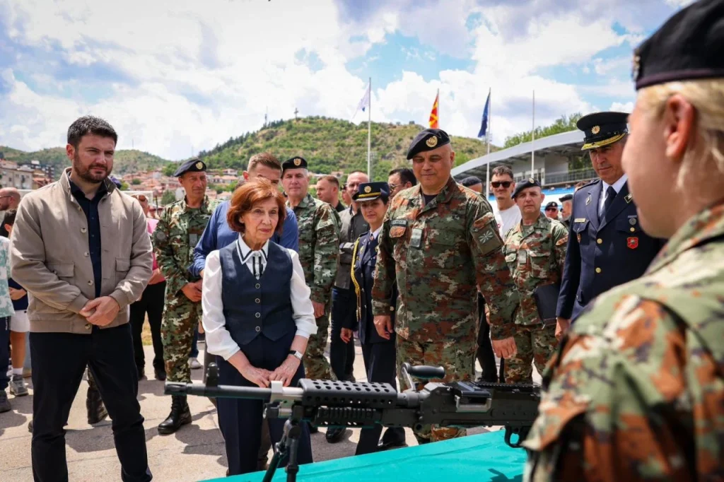 (Фото) Сиљановска-Давкова на презентација на Армијата: „Времињата во коишто живееме бараат будност и подготвеност“