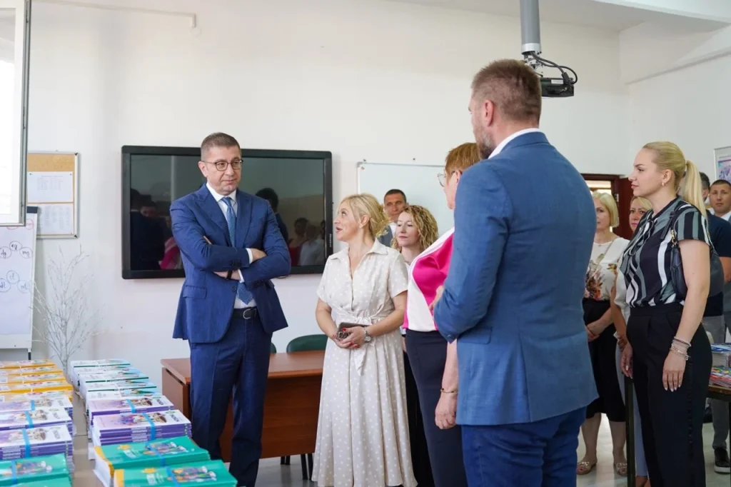 Мицкоски: Жалам што во време на вештачка интелигенција, ние се радуваме за навремена достава на учебници