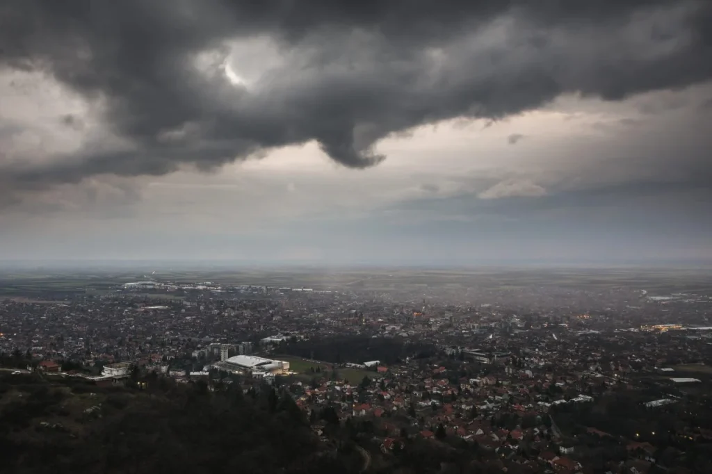 (Видео) Невреме ја погоди Србија: силниот ветер носеше сè пред себе