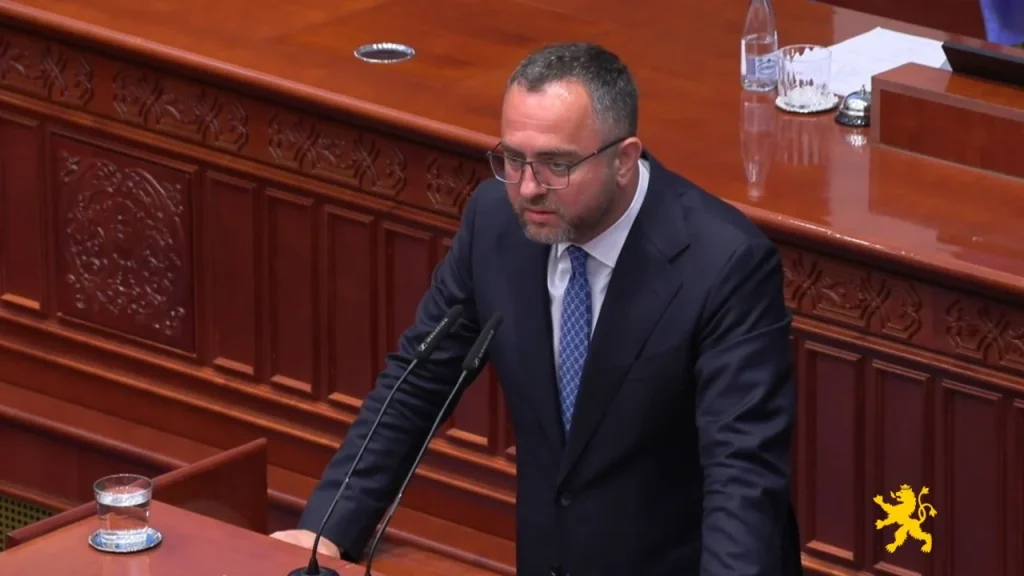 Тошковски: Претседателот на младината на Левица беше уапсен затоа што на 14 и 16 годишни деца им се обраќал со зборот ,,убијци“, а не затоа што веел знаме