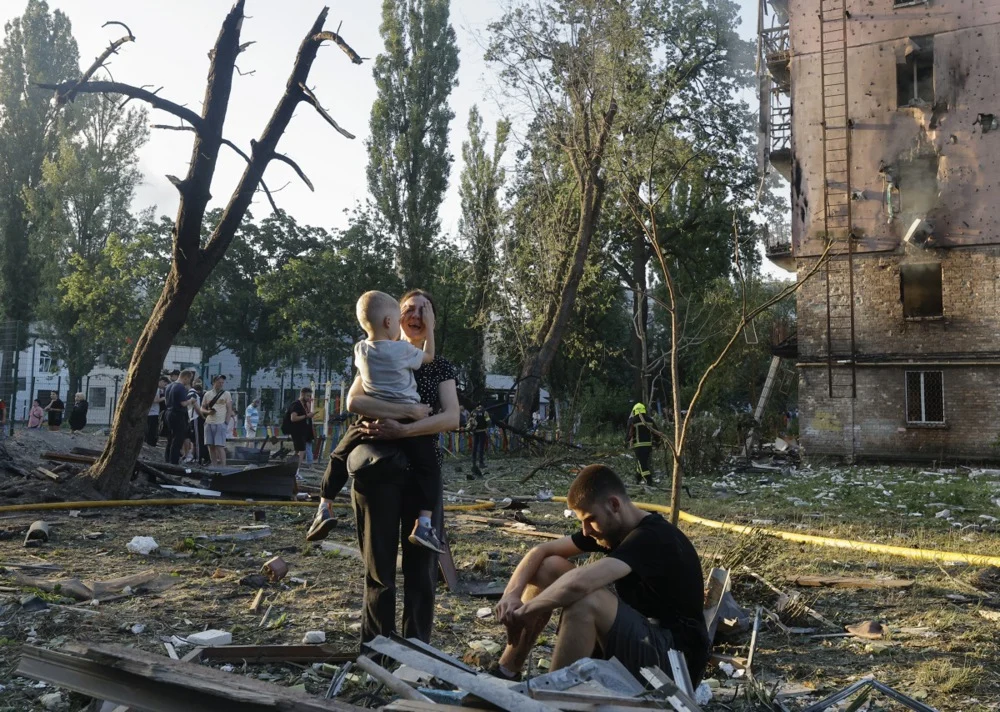 (Фото) Бројот на жртви во рускиот напад врз Киев се искачи на 30