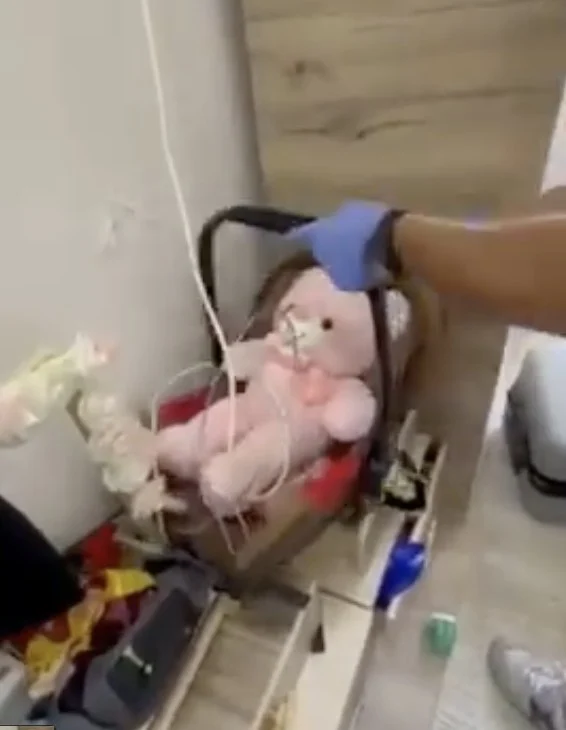 (Видео) Полицијата најде кокаин во Скопје, го криеле под бебешко мече