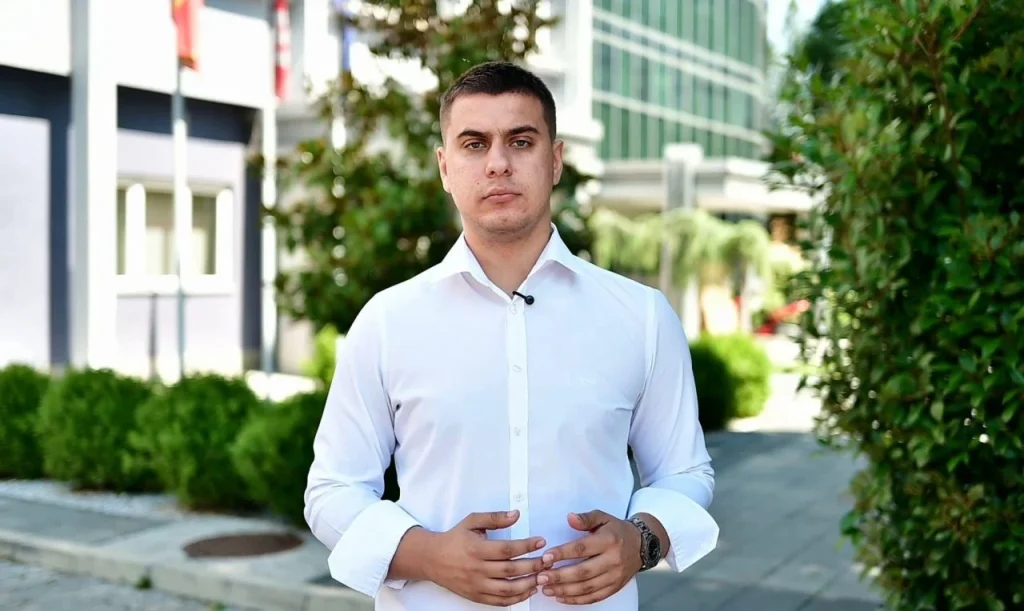 (Видео) Андреј Петров и неговиот елитизам: Младите се „носачи на плакати“, а членовите на СДСМ, недостојни за истата маса, велат од оваа партија