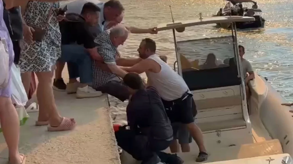 (Видео) Туристите од Халкидики се евакуираат со бродови