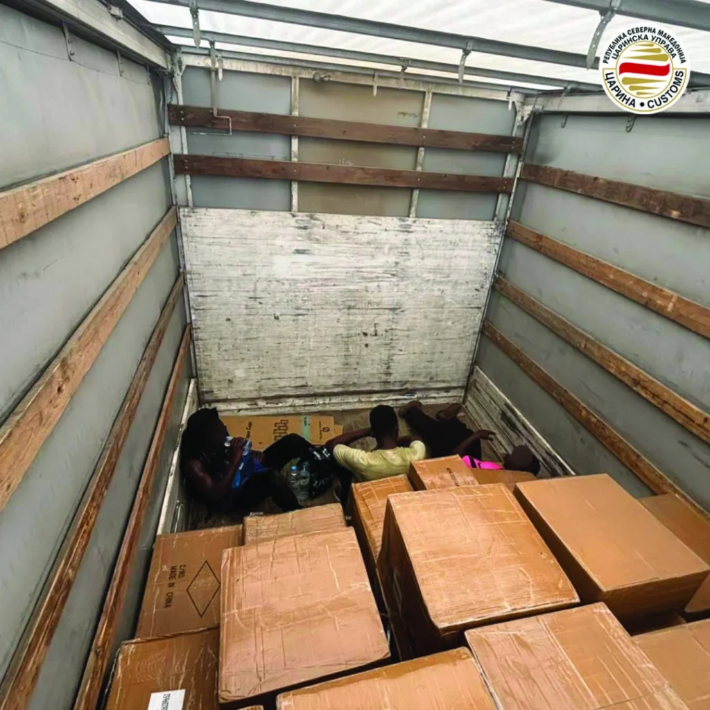 Царинските службеници пронајдоа тројца илегални мигранти од Судан : се криеле меѓу кутиите во камион