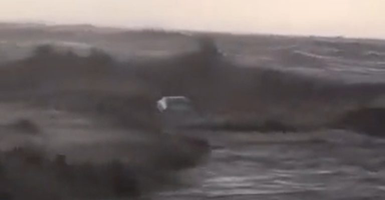 Видео-Застрашувачки-видеа-од-Грција-невремето-однесе-автомобили-во-морето.jpg