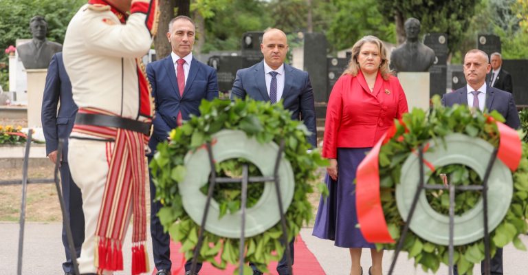Владина-делегација-предводена-од-премиерот-Ковачевски-положи-цвеќе-на-вечните.jpeg