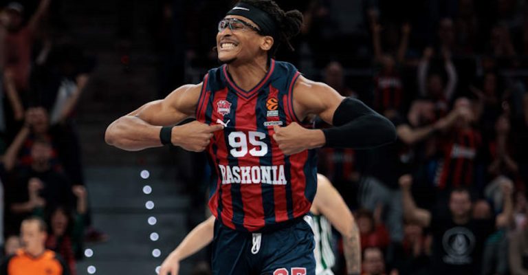 0893230a-chima-moneke-celebrates-baskonia-euroleague.jpg