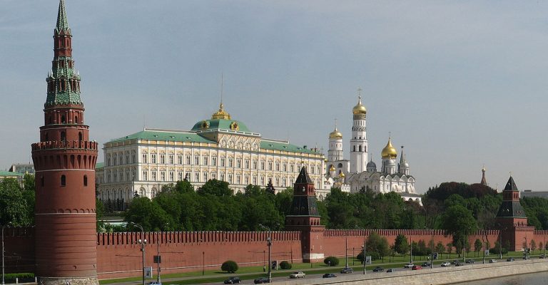 1280px-Moscow_Kremlin_from_Kamenny_bridge.jpg