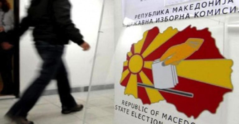 381180-dik-kje-gi-razgleduva-podnesenite-listi-na-kandidati-za-pratenici-89527.jpg