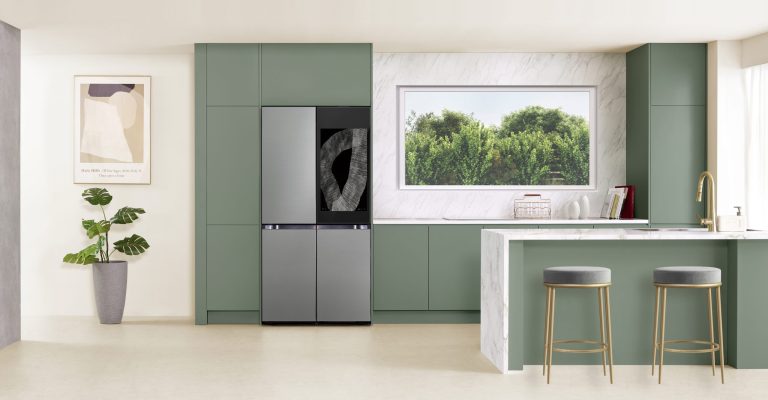 Kitchen with Bespoke 4-Door Flex™ Refrigerator with AI Family Hub™+ (1)